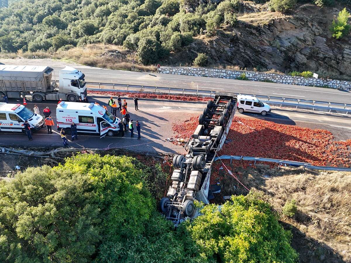 Domates yüklü TIR devrildi, yolcu otobüsü sıkıştı! 1 ölü var 2